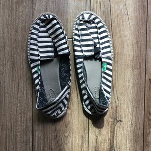 Sanuk woman’s black & white shoes size 8